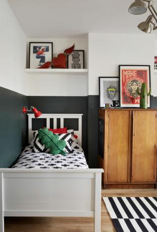 Дом Дэни Эллис: детская спальня с зелеными и белыми стенами, белая кровать, черно-белые покрывала и коврик жирным шрифтом.