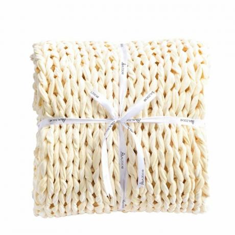Кремаво плетено одеяло