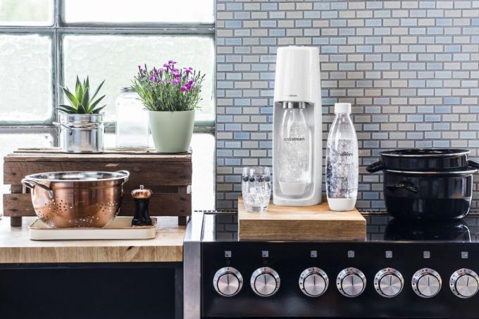 Modern mutfakta tezgah üzerinde SodaStream makinesi