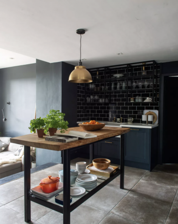 Cozinha com parede de azulejos pretos metro