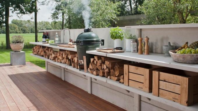 venkovní kuchyně s dřevěnou podlahou a ocelovými horními povrchy podle návrhu zahradního domku