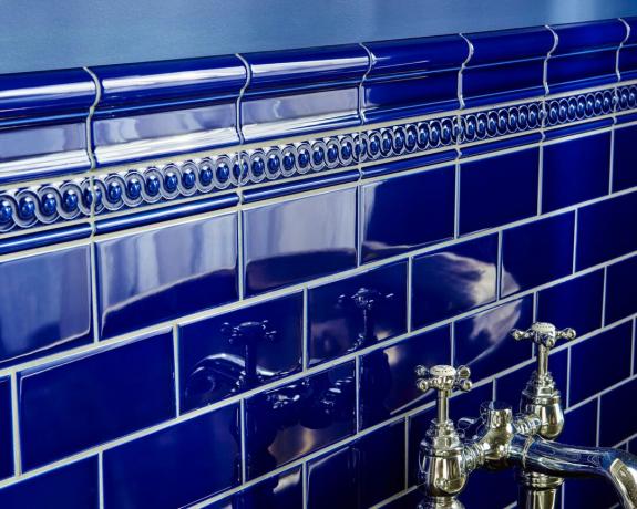 Primer plano de azulejo de baño azul