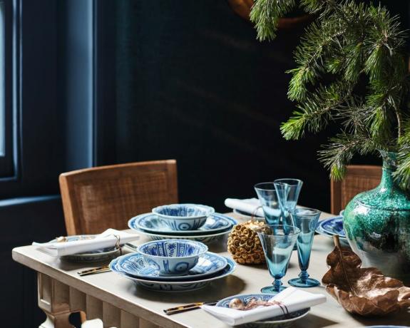 青いダイニングルームの青いクリスマステーブルの装飾スキーム