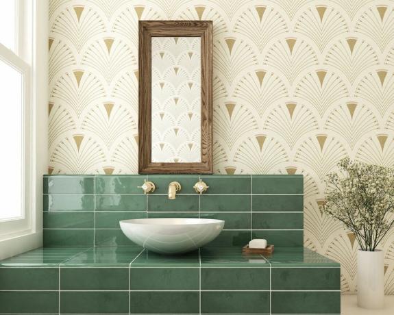 Σμαραγδένιο πράσινο πλακάκι τοίχου σε κρεμ και χρυσό μπάνιο από Tile Mountain