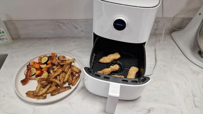 Xiaomi Mi Smart Air Fryer sa smrznutom piletinom u košari spremna za kuhanje