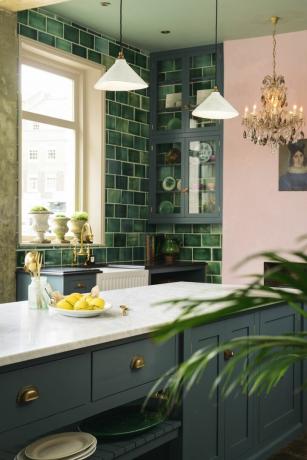 Розовые стены в зеленой кухне с зеленой плиткой от deVOL
