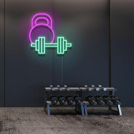 sală de sport neagră de acasă cu o imagine de perete neon roz și albastru cu greutăți
