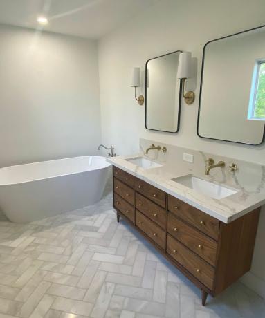 Biela kúpeľňa s vaňou a dreveným umývadlom s recyklovanou doskou