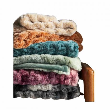 Κουβέρτα Luxe Faux Fur Throw Στοίβα χρωμάτων σε μια καρέκλα
