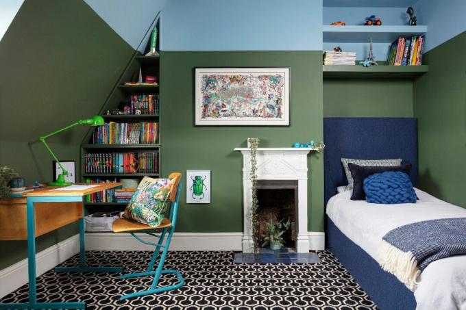 Detská spálňa so zelenými stenami, krbom a bielymi soklami