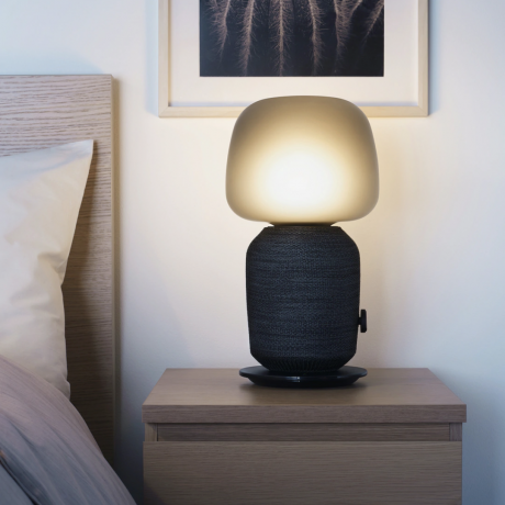مصباح بجانب السرير بغرفة النوم مع مكبر صوت واي فاي مدمج