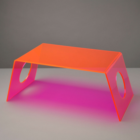 O tavă pentru laptop din acril roz neon cu margini înclinate