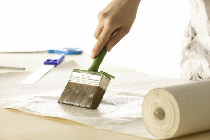 Aplicar adhesivo para papel tapiz en la parte posterior del papel tapiz