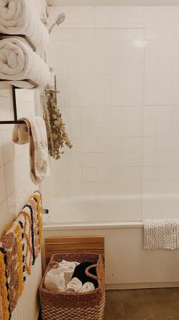 Nuie Edenfield 78 cm x 143,5 cm aufklappbare Badewannenabtrennung in Annies Badezimmer