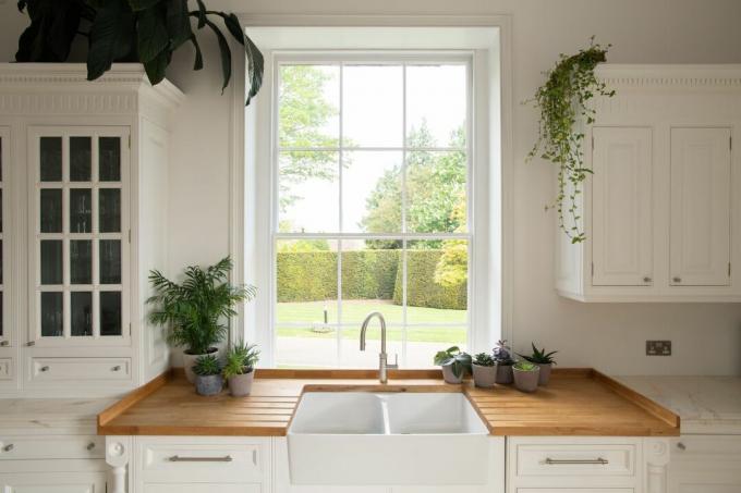 cozinha contemporânea com lindas janelas tradicionais por ventrolla