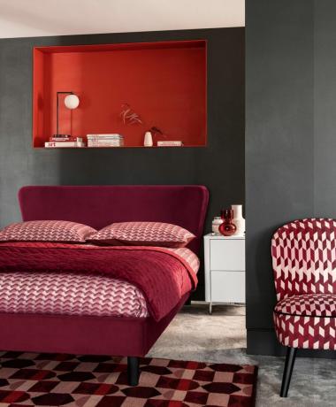 spavaća soba s umetnutom policom obojana crvenom bojom