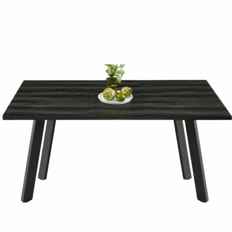 Un tavolo da pranzo rettangolare nero con fiori in cima