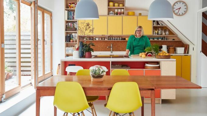Η Χίλαρι Σάτγουελ και ο Ρίτσαρντ Ρόμπινσον χρησιμοποίησαν μια αμήχανη επιστροφή στο πλάι για να δημιουργήσουν ένα φωτεινό, πολυλειτουργικό δείπνο κουζίνας στο τέλος της βεράντας τους στη δεκαετία του 1960 στο Φόρεστ Χιλ, Λονδίνο.