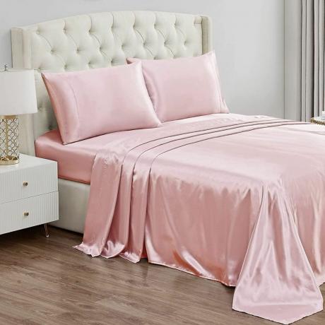 Lençóis de seda Juicy Couture na cama rosa