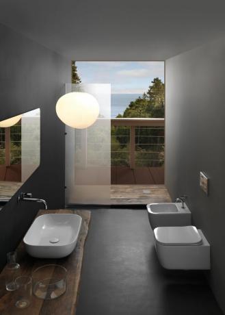banheiro pequeno e moderno com luz natural abundante e esquema de cores de concreto escuro