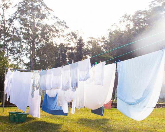 Сушене на дрехи навън на линия за сушене