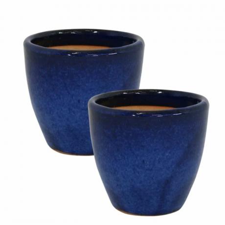 Dos maceteros de cerámica azul oscuro.