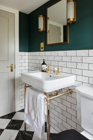 Notranja oblikovalka Nicola Miller je s pametnimi triki ustvarila elegantno kopalnico v mansardi v domu Leona in Tamsina v Herne Hillu