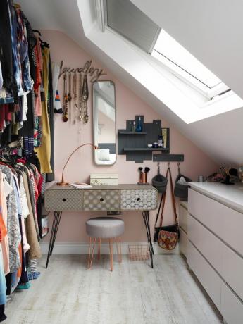 Jenny Weston loft: garderoben er rosa med en mønstret kommode og åpne skinner