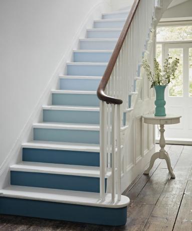 Idée de peinture d'escalier par Crown utilisant différentes nuances de bleu en effet ombré