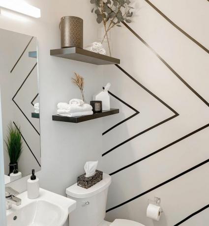 Ванная комната с черными полосами шеврона на стене