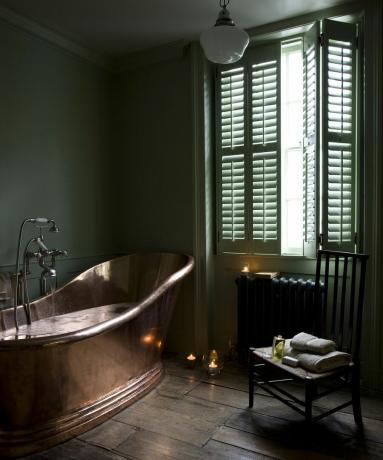バスルームに窓シャッター付きの自立型銅風呂
