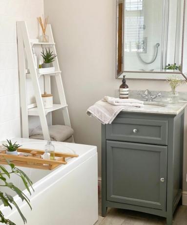Petite salle de bain avec meuble vert sauge