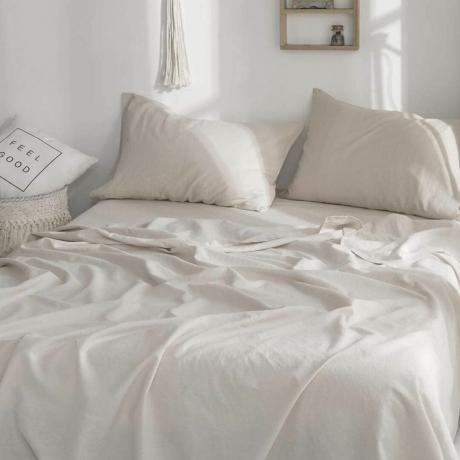 Lininiai paklodės ant lovos