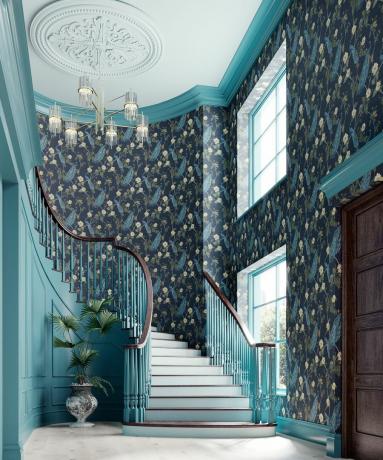 Corridoio verde acqua e blu scuro con carta da parati floreale e design a vernice