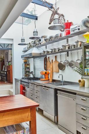 Cucina industriale con pensili e piani di lavoro in acciaio inossidabile, alcuni dei migliori piani di lavoro da cucina per chef professionisti