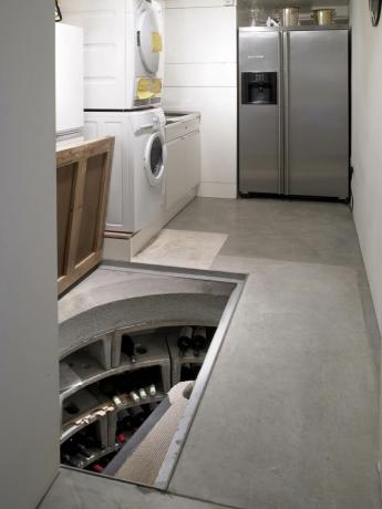 Hauswirtschaftsraum-Idee mit eingebautem Unterflur-Weinkeller von Spiral Cellars