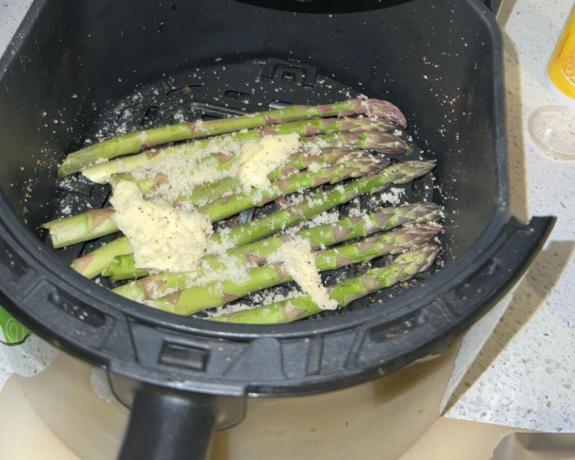 Revisão da fritadeira Dreo fritadeira a ar fritadeira cozinhando aspargos em