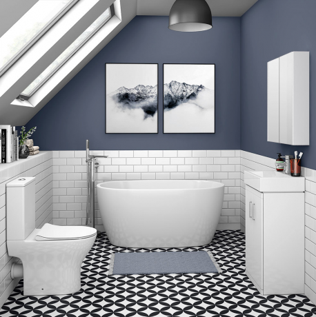 piccola suite da bagno con piccola vasca, piastrelle a motivi monocromatici e pareti blu