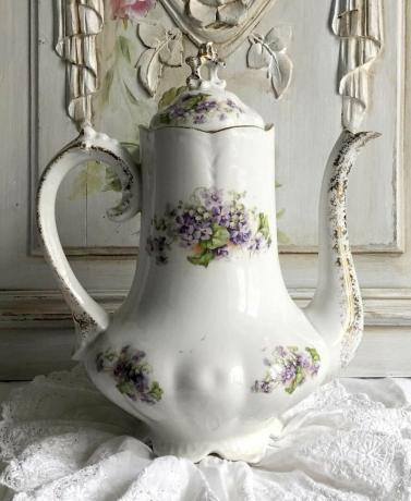 Antikvarinis prancūziškas Limožas nušiuręs prašmatnus violetinis porcelianinis arbatinukas