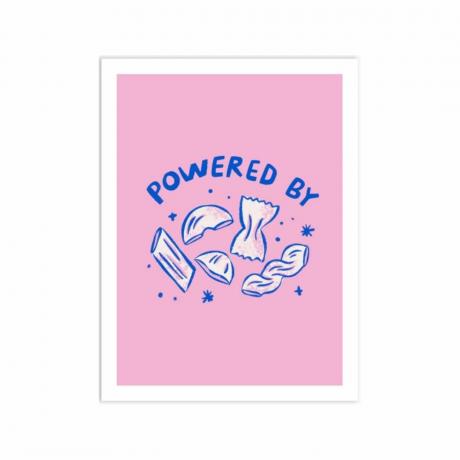 Rožinės ir mėlynos spalvos raštas su užrašu „powered by pasta“ su makaronų iliustracijomis