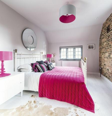 valkoinen ja vaaleanpunainen makuuhuone