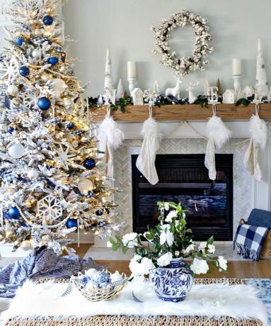 Et blått og hvitt julepyntopplegg
