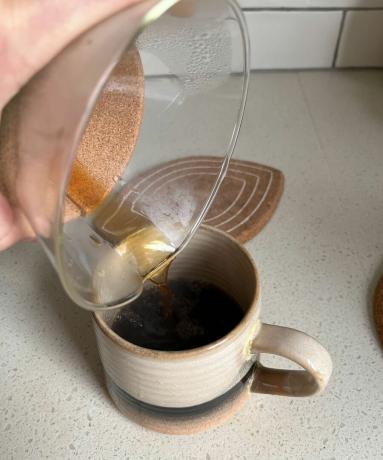 Приготовление кофе с помощью чайника на гибкой шее
