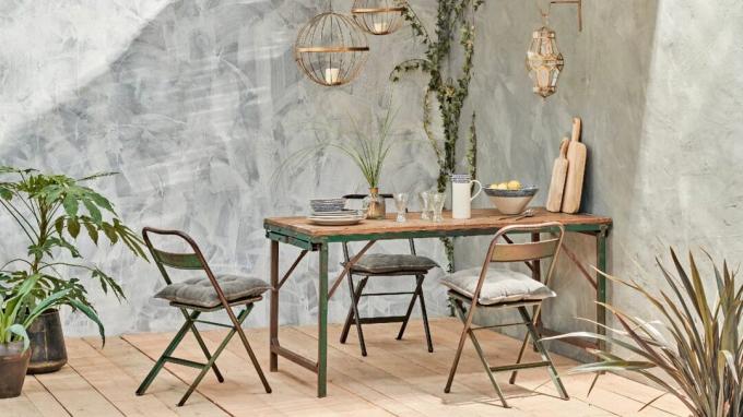 Лучшая металлическая садовая мебель 2021 года - стол и стулья из вторичного металла - Nkuku
