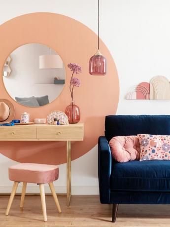 Maisons du monde kék kanapé rózsaszín fallal és szórópárnával