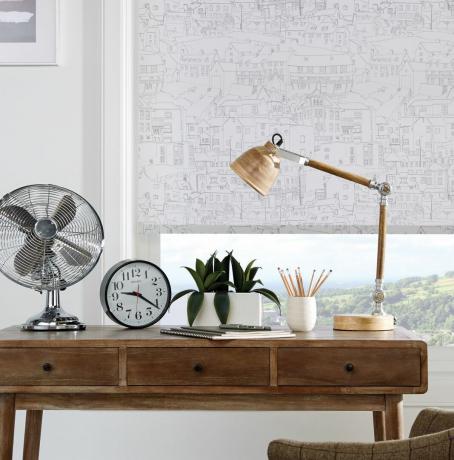 escritório em casa com esquema branco, mesa de madeira e persianas sutis com estampas intrincadas de persianas inglesas