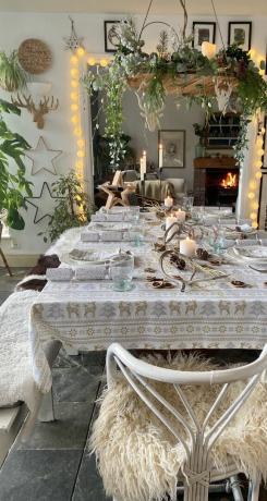 שולחן חג המולד עם עלים