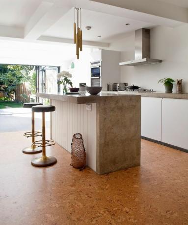 Una cocina moderna con suelo de corcho natural