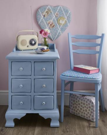 Upcycled möbler målade i en pastellblå