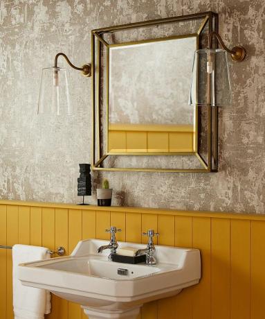 „Pooky“ vonios kambario veidrodžio idėja su tekstūruotu sienų dekoru ir geltonu „shiplap“.